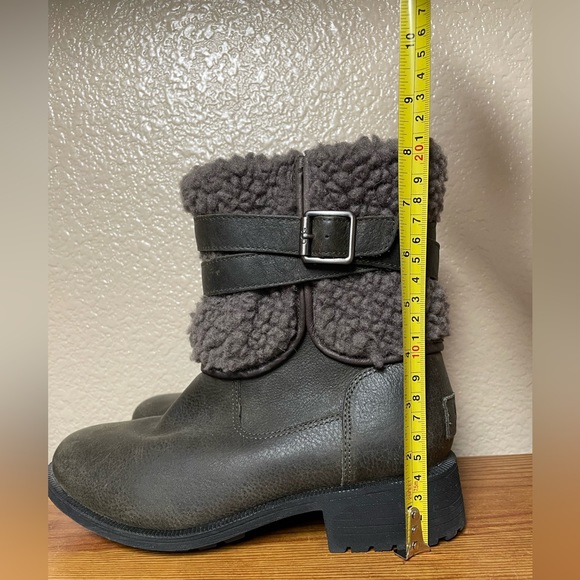 UGG Blayre Boot IV in excellent Condition us size 7 metallic Combat green - Picture 7 of 14